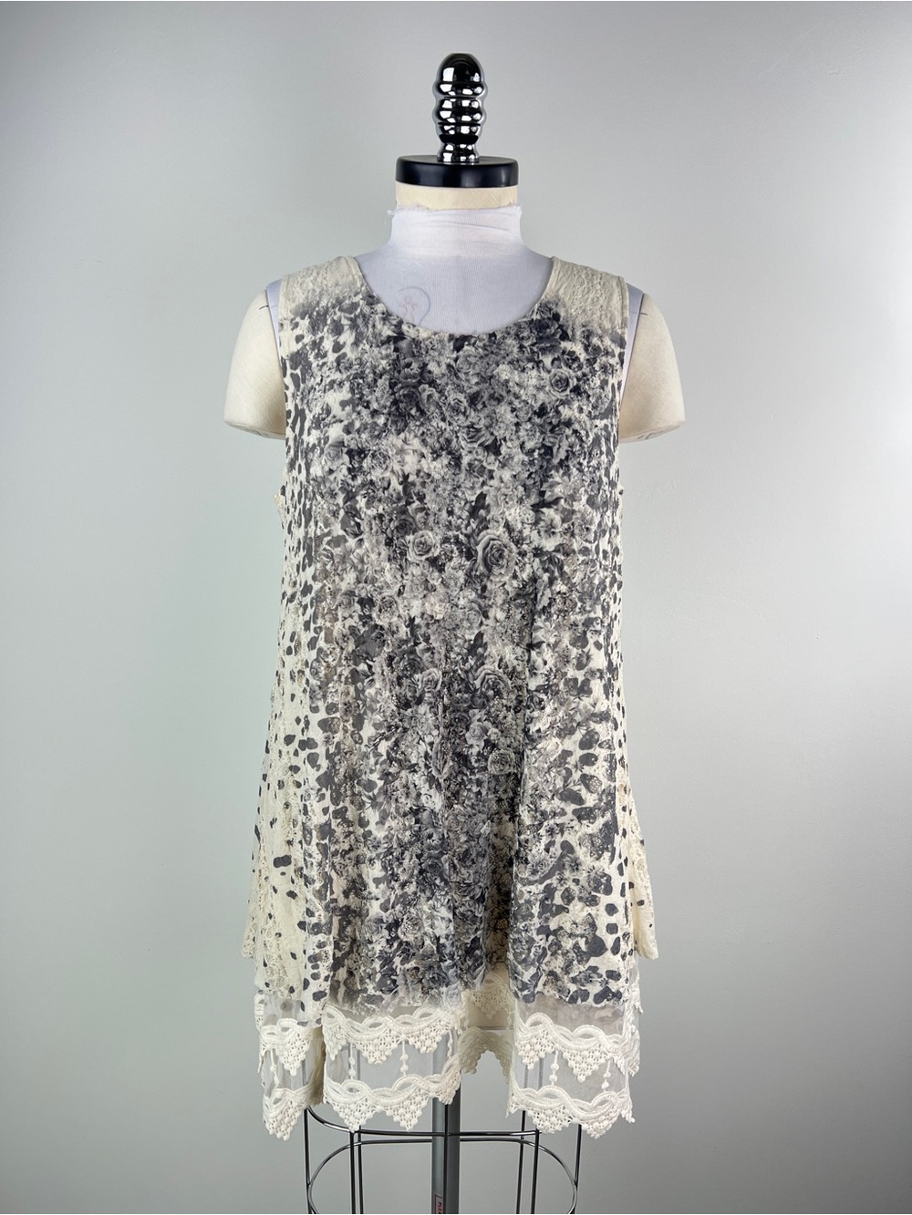 💚 3540. Sleeveless Lace Hem Floral Print Tunic in Cream and Gray